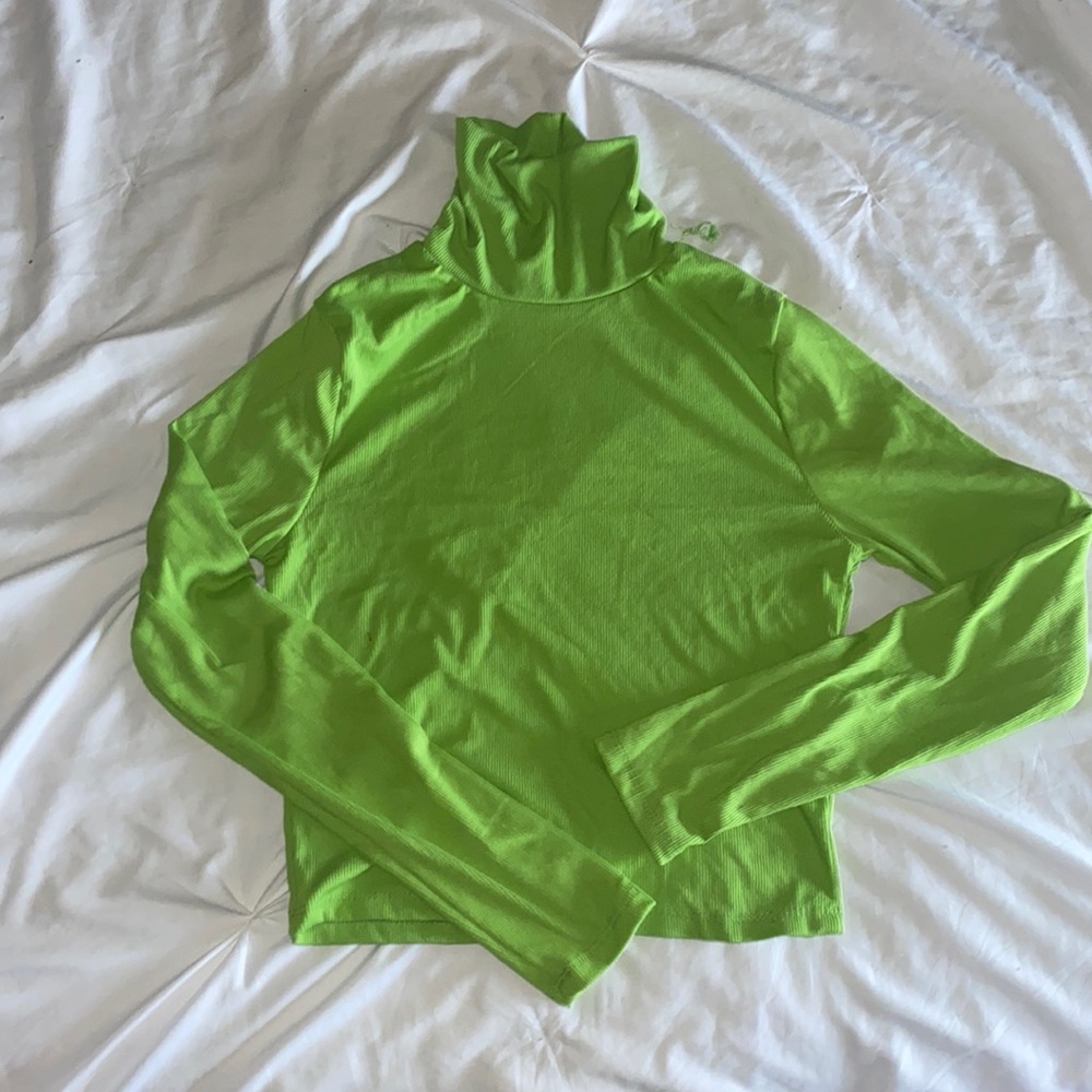 Green turtleneck semi cropped shirt